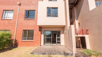 Apartment / Flat For Rent in Jackal Creek Golf Estate, Roodepoort